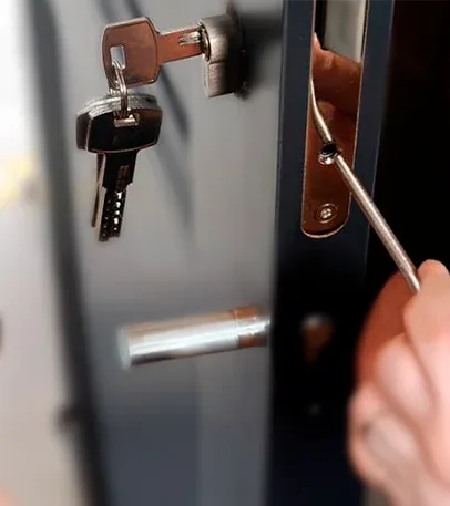 Apertura de puertas sin daños: cerrajero abriendo una cerradura con técnica no destructiva